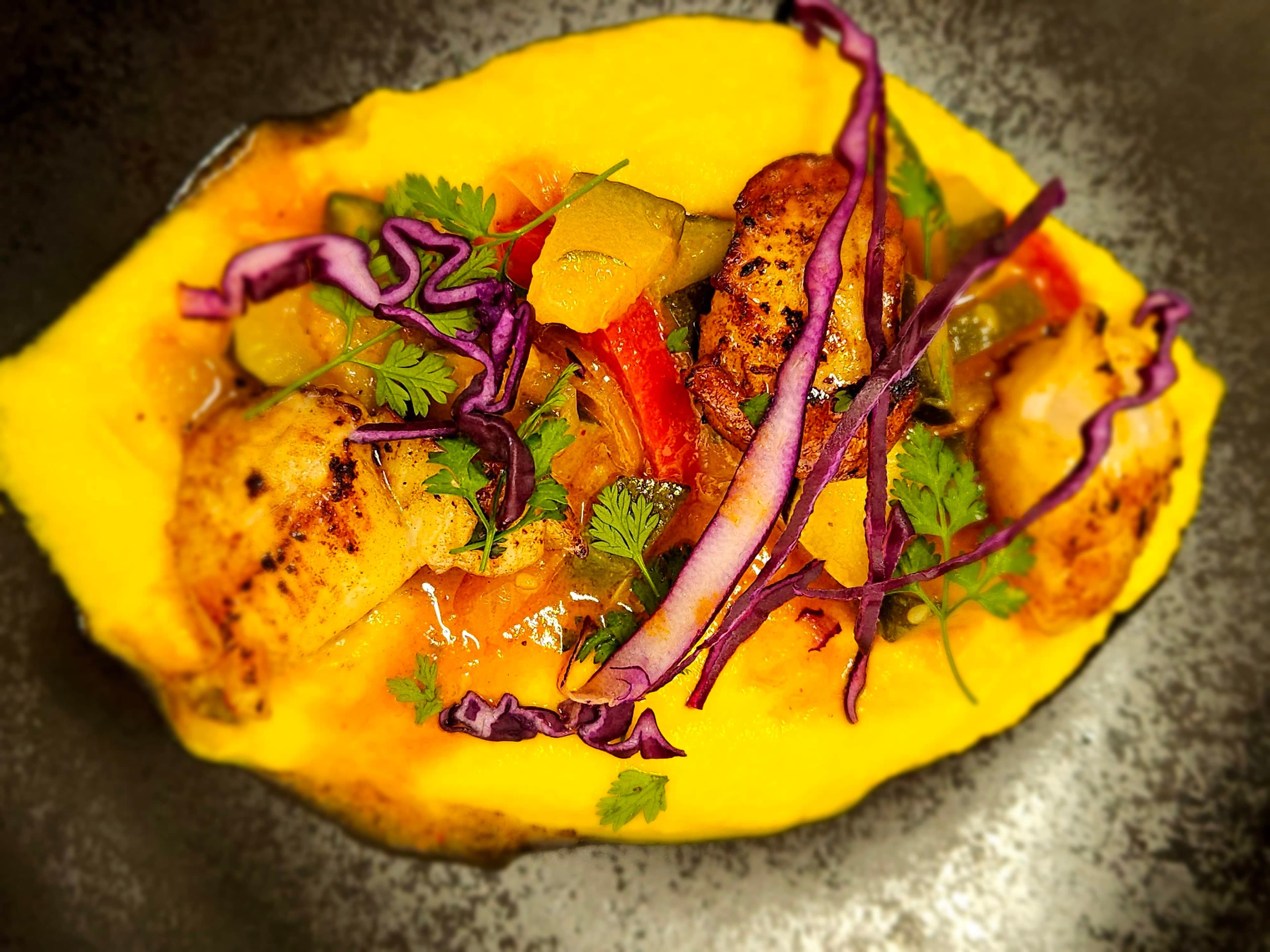 Saint-Jacques poêlées servies sur une purée de légumes, accompagnées de légumes croquants, au restaurant Table 23 à Carquefou