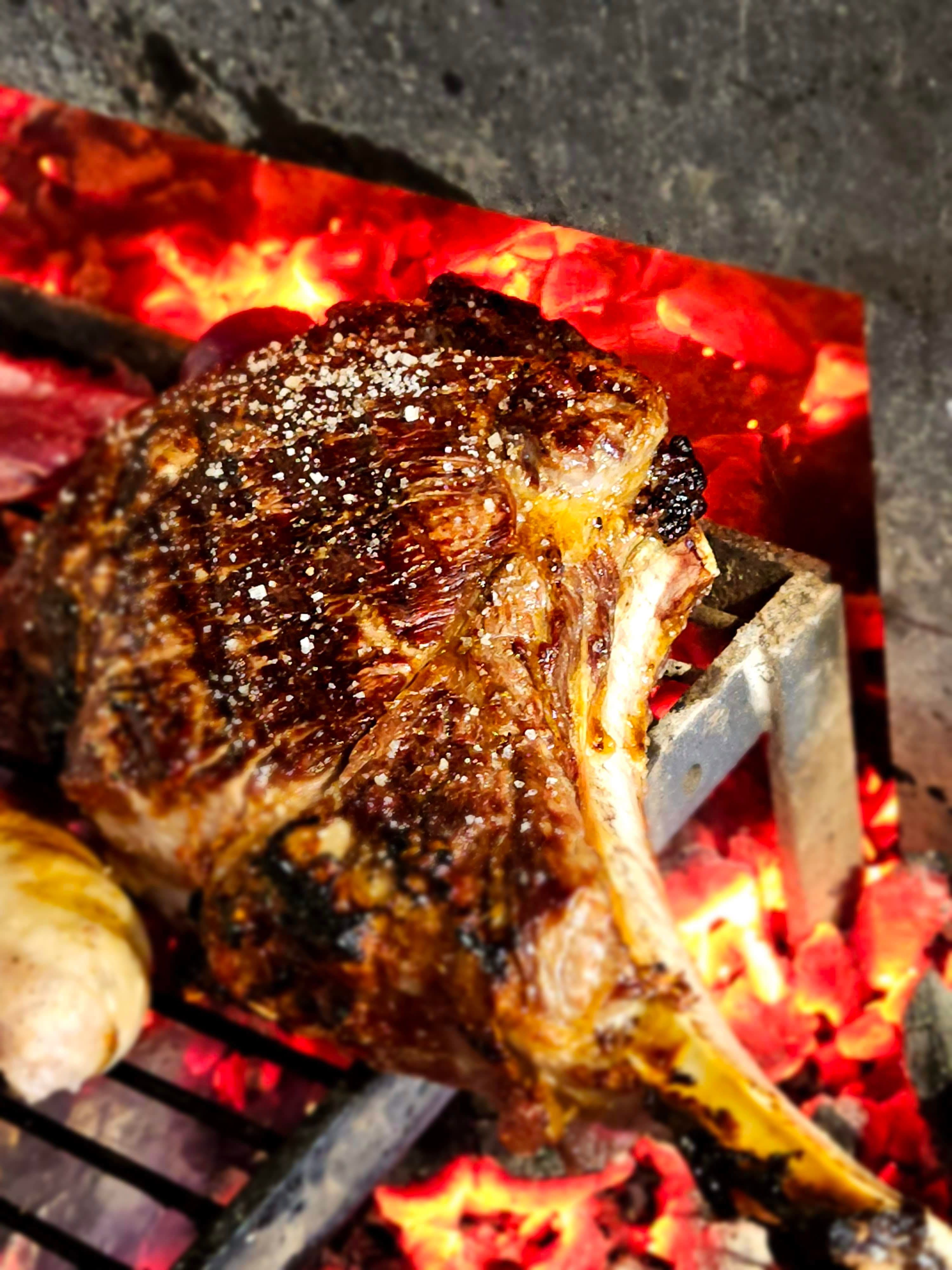 Côte de bœuf grillée sur braises vives, spécialité de viande au feu de bois du restaurant Table 23 à Carquefou