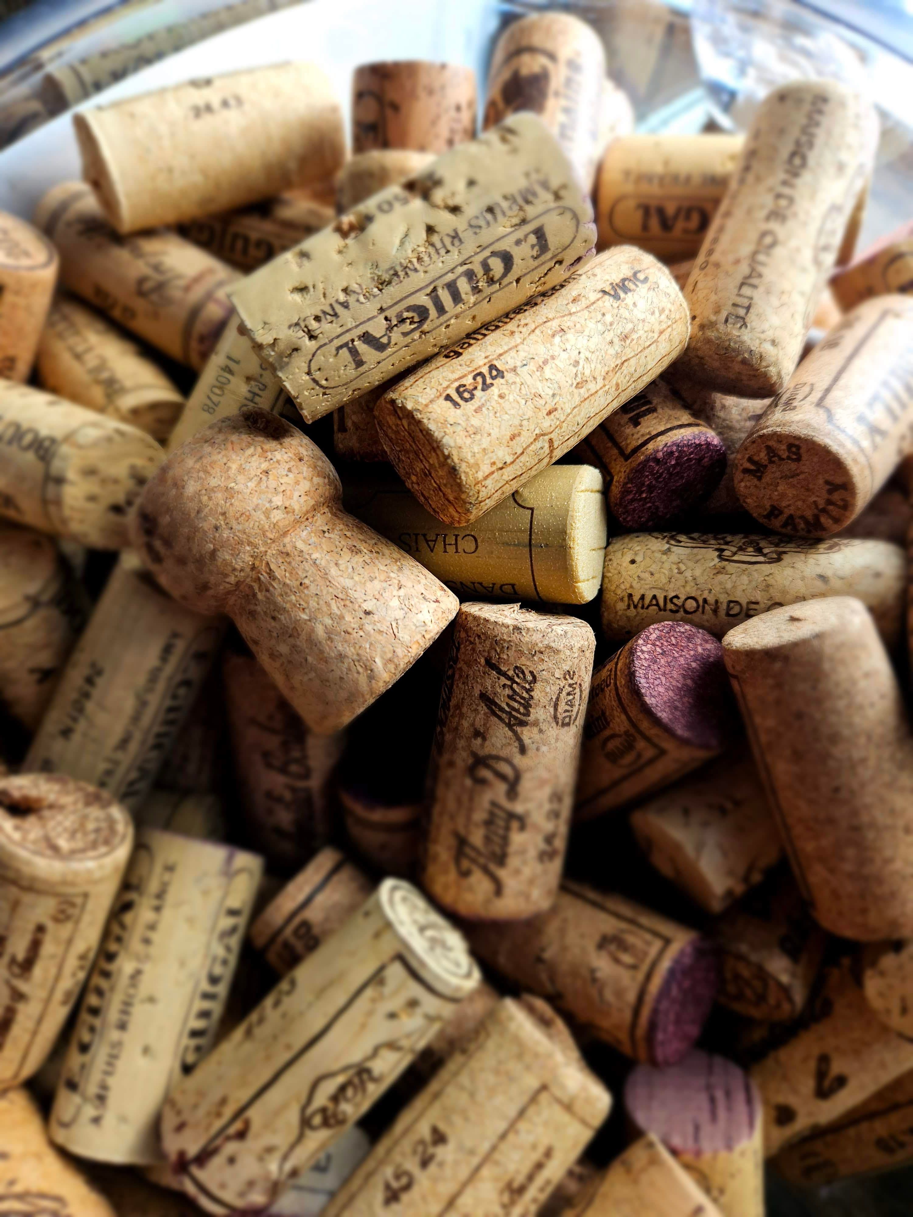 Bouchons de bouteilles de vin empilés en vrac, illustrant l’ambiance chaleureuse du restaurant Table 23 à Carquefou