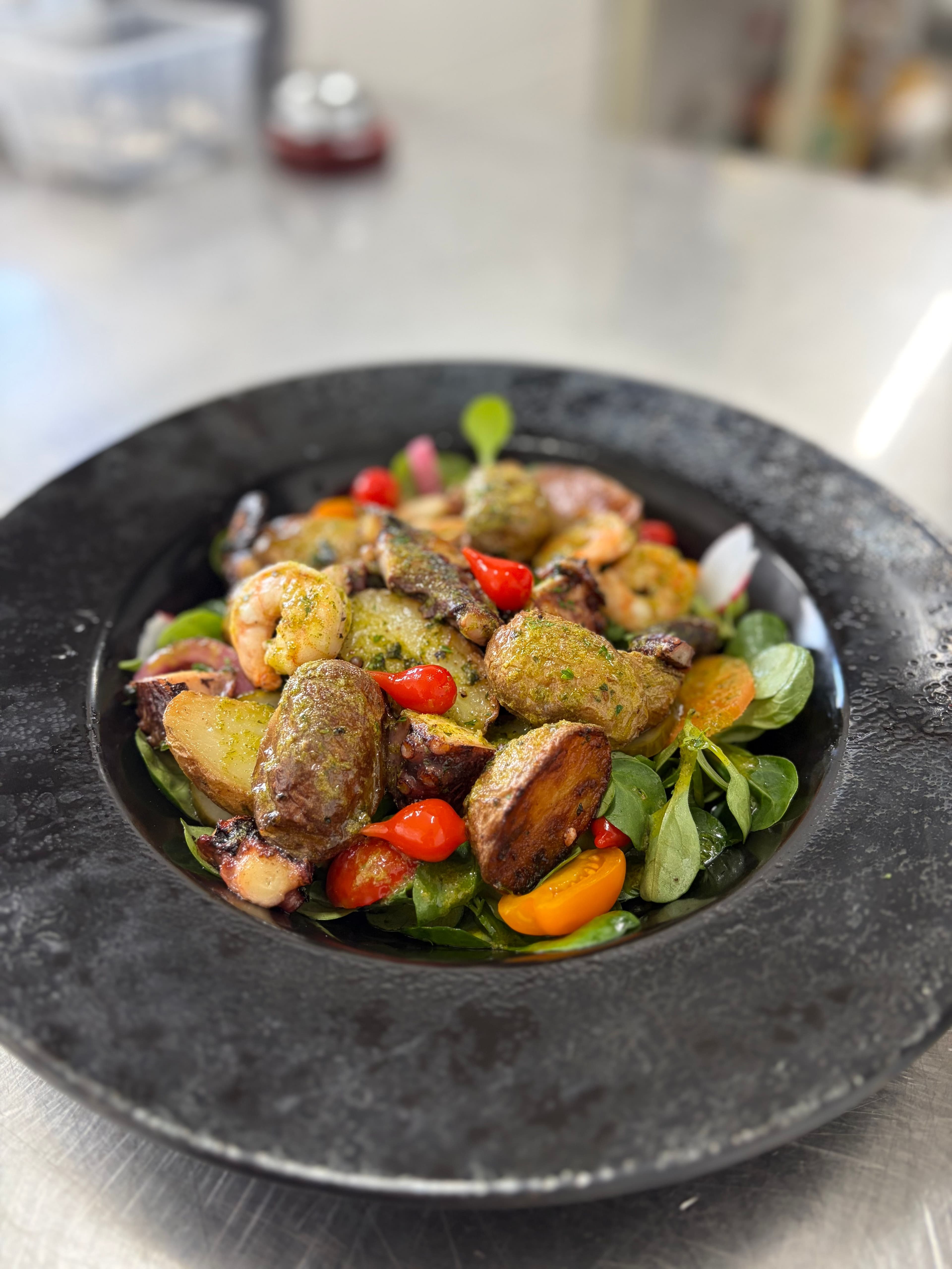 Salade de poulpe et gambas sautés en persillade et pomme de terre