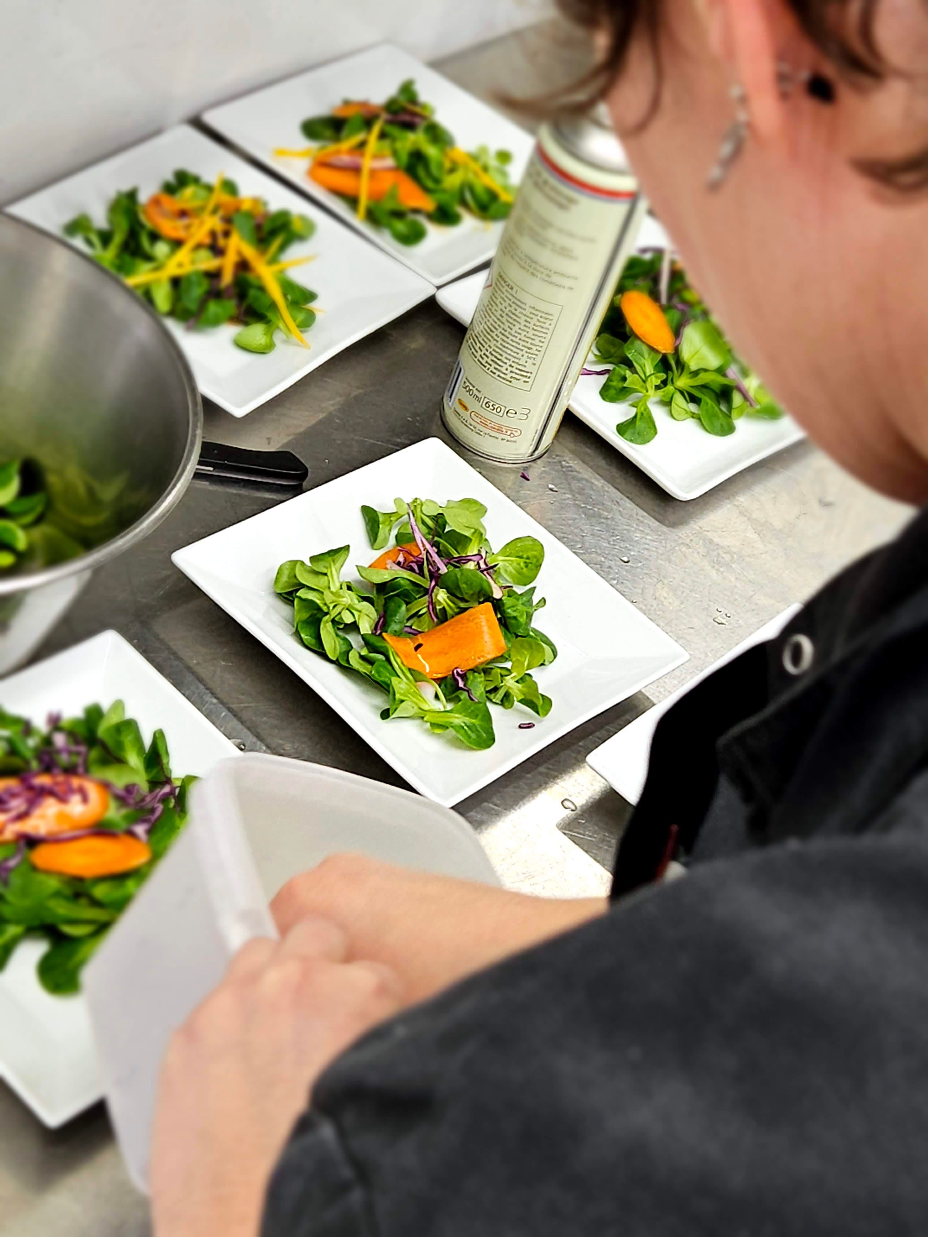 Dressage d’assiettes avec soin dans la cuisine du restaurant Table 23 à Carquefou, plats à base de légumes frais